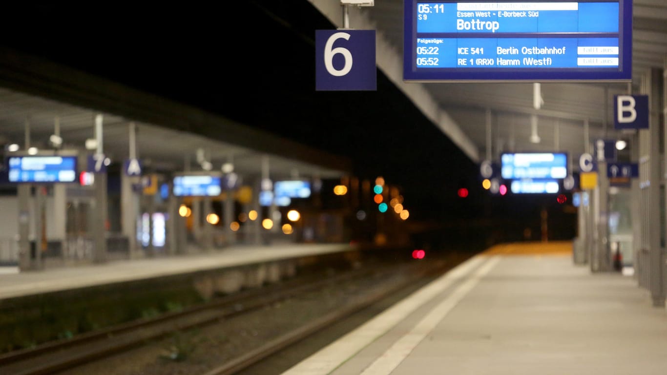 Leerer Bahnsteig in Essen: "Zug fällt heute aus" steht auf der Anzeigetafel über der Verbindung auf einem Bahnsteig.