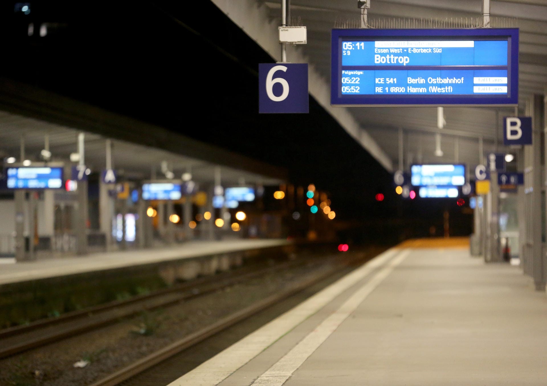 Nordrhein-Westfalen, Essen: "Zug fällt heute aus" steht auf der Anzeigetafel über der Verbindung auf einem Bahnsteig des Essener Hauptbahnhofes.