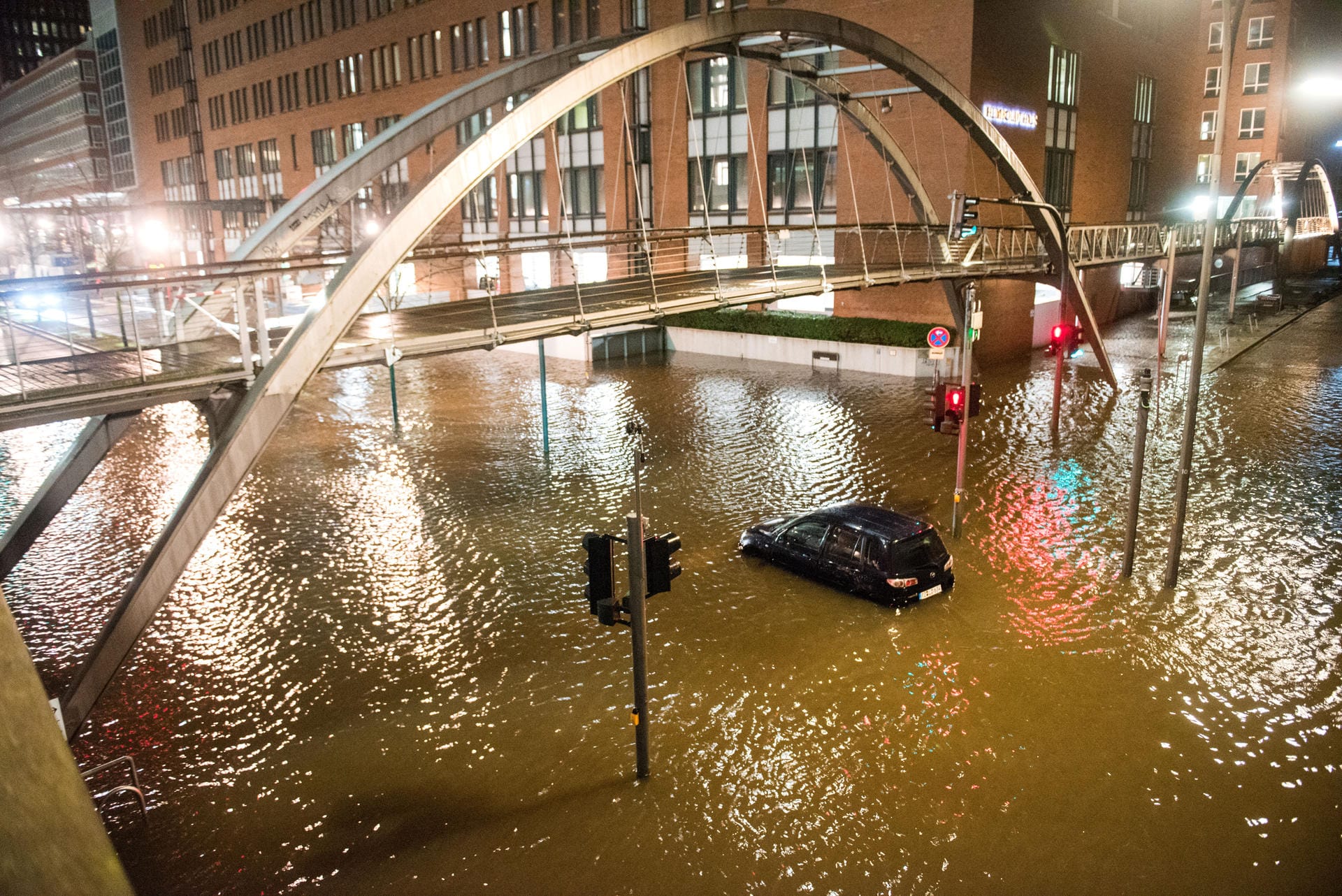 Hamburg: Ein Auto steht in der Speicherstadt, während einer Sturmflut im Hochwasser der Elbe.