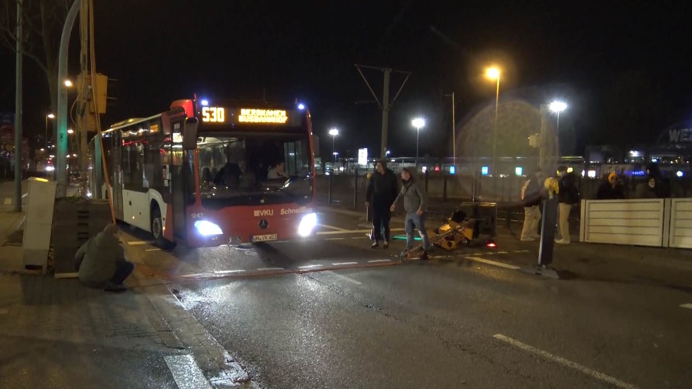 Ein Linienbus steht auf einer Straße in Dortmund: Die Weiterfahrt dauerte nur kurz.