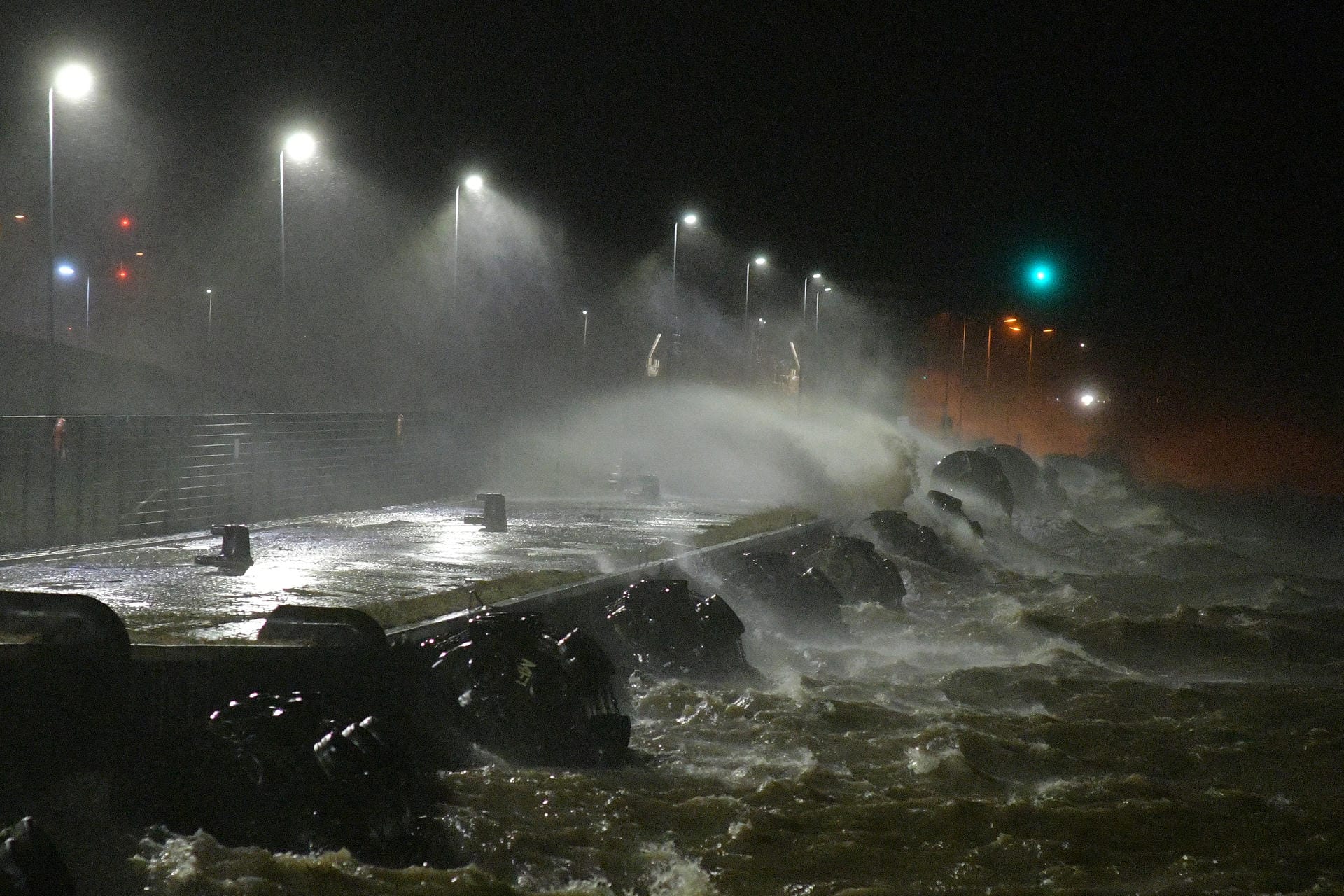 Bremerhaven: Wellen schlagen in Bremerhaven über die Kaimauern.