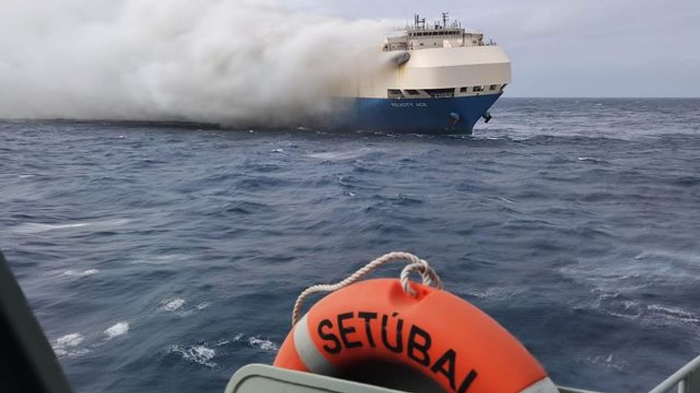 Der brennende Frachter auf dem Atlantik südlich der Azoren.