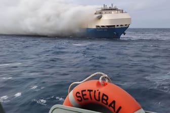 Der brennende Frachter auf dem Atlantik südlich der Azoren.