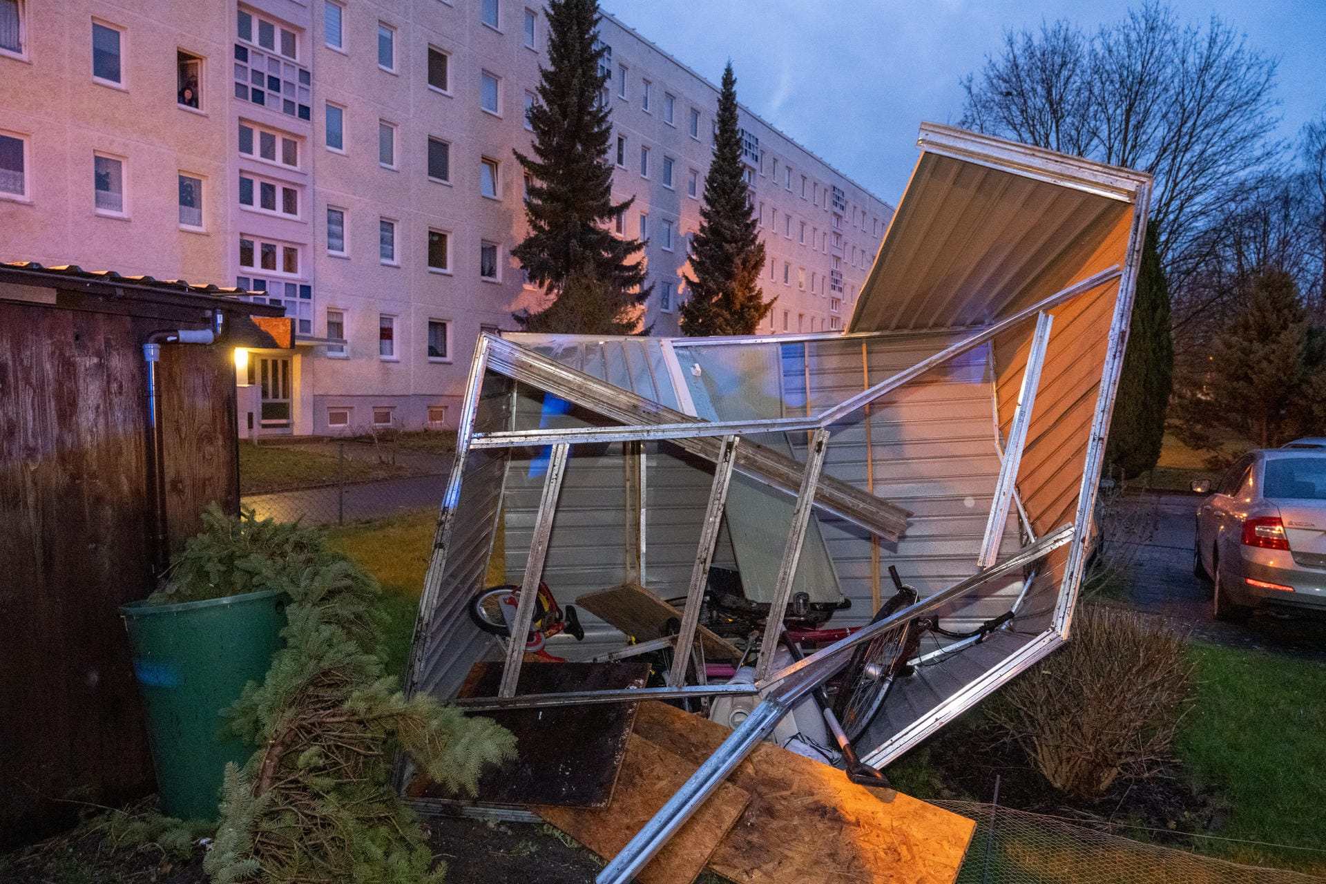 Mecklenburg-Vorpommern, Stralsund: Ein Schuppen in einem Garten ist vom Sturm zerstört worden.