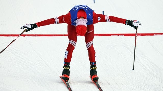 Alexander Bolschunow gewann das von 50 auf 28,4 Kilometer verkürzte Langlauf-Rennen.