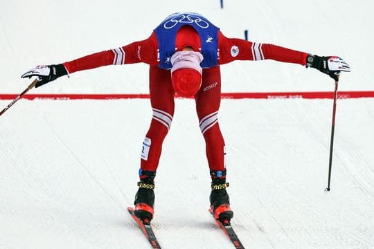 Alexander Bolschunow gewann das von 50 auf 28,4 Kilometer verkürzte Langlauf-Rennen.