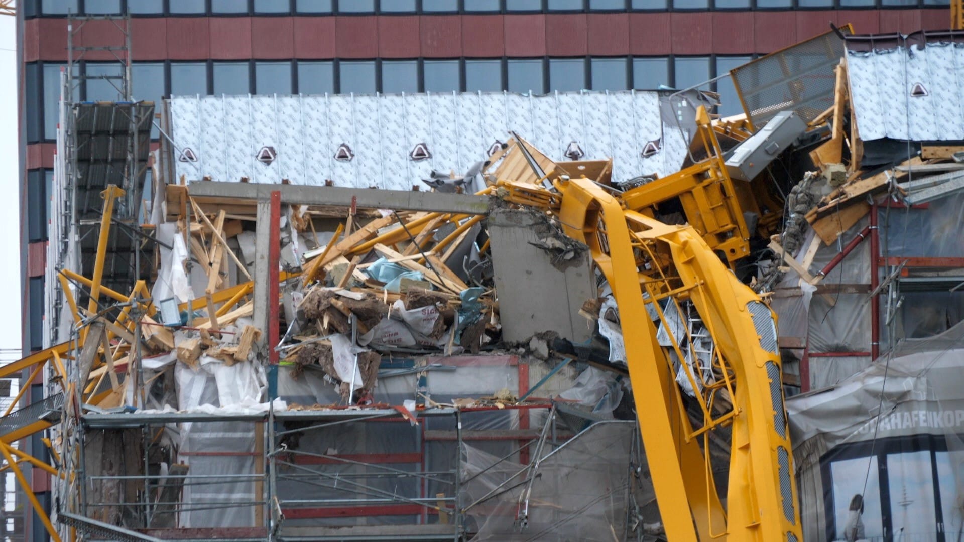 Bremen: Ein Kran ist durch den Sturm umgestürzt und hat ein Gebäude beschädigt.