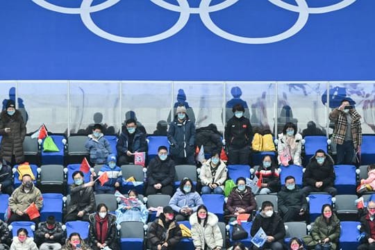 Nur ausgewählte Zuschauer durften beim Eishockey zuschauen.