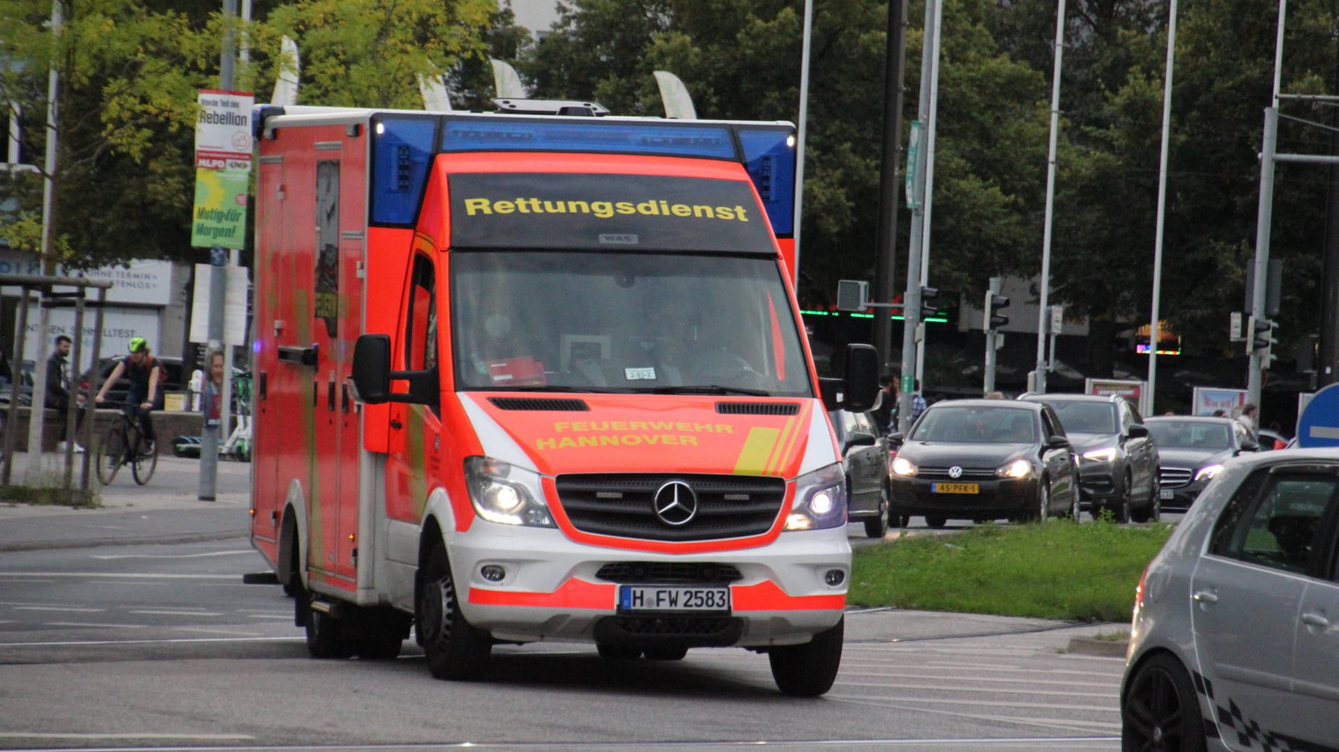 Rettungswagen in Hannover (Symbolbild): Der Mann wurde schwer verletzt.