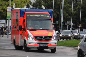 Rettungswagen in Hannover (Symbolbild): Der Mann wurde schwer verletzt.