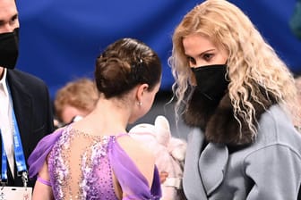 Eteri Tutberidse (r.) mit Kamila Walijewa: Die russische Trainerin steht mächtig in der Kritik.