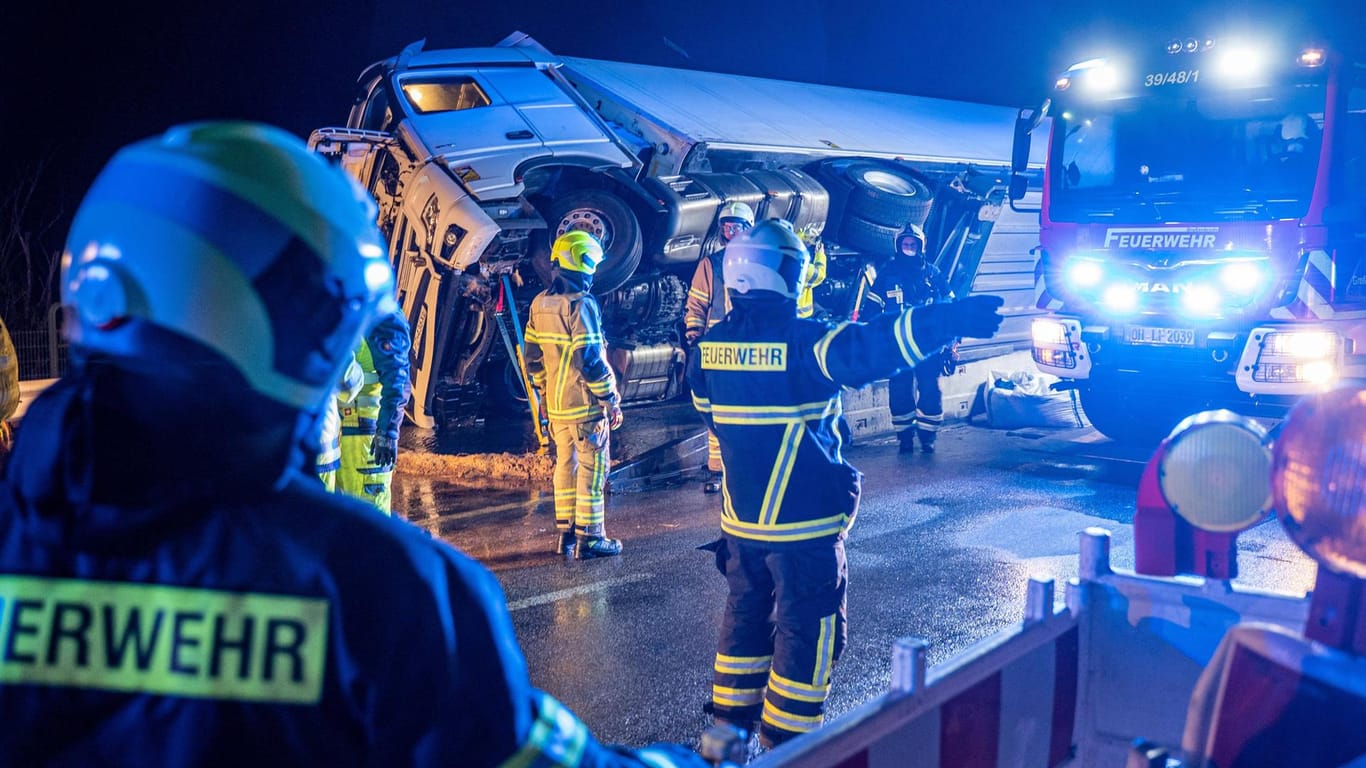 Unfall auf der Fehmarnsundbrücke: In der Nacht zum Samstag ist auf der Fehmarnsundbrücke ein 40-Tonnen-LKW von einer Böe erfasst worden.