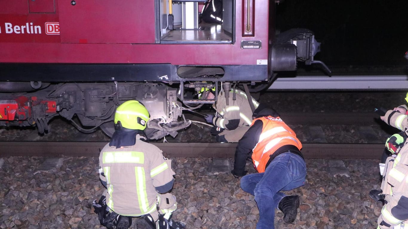 Zerstörung nach Sturm "Zeynep": Mitarbeiter der Bahn untersuchen die S-Bahn.