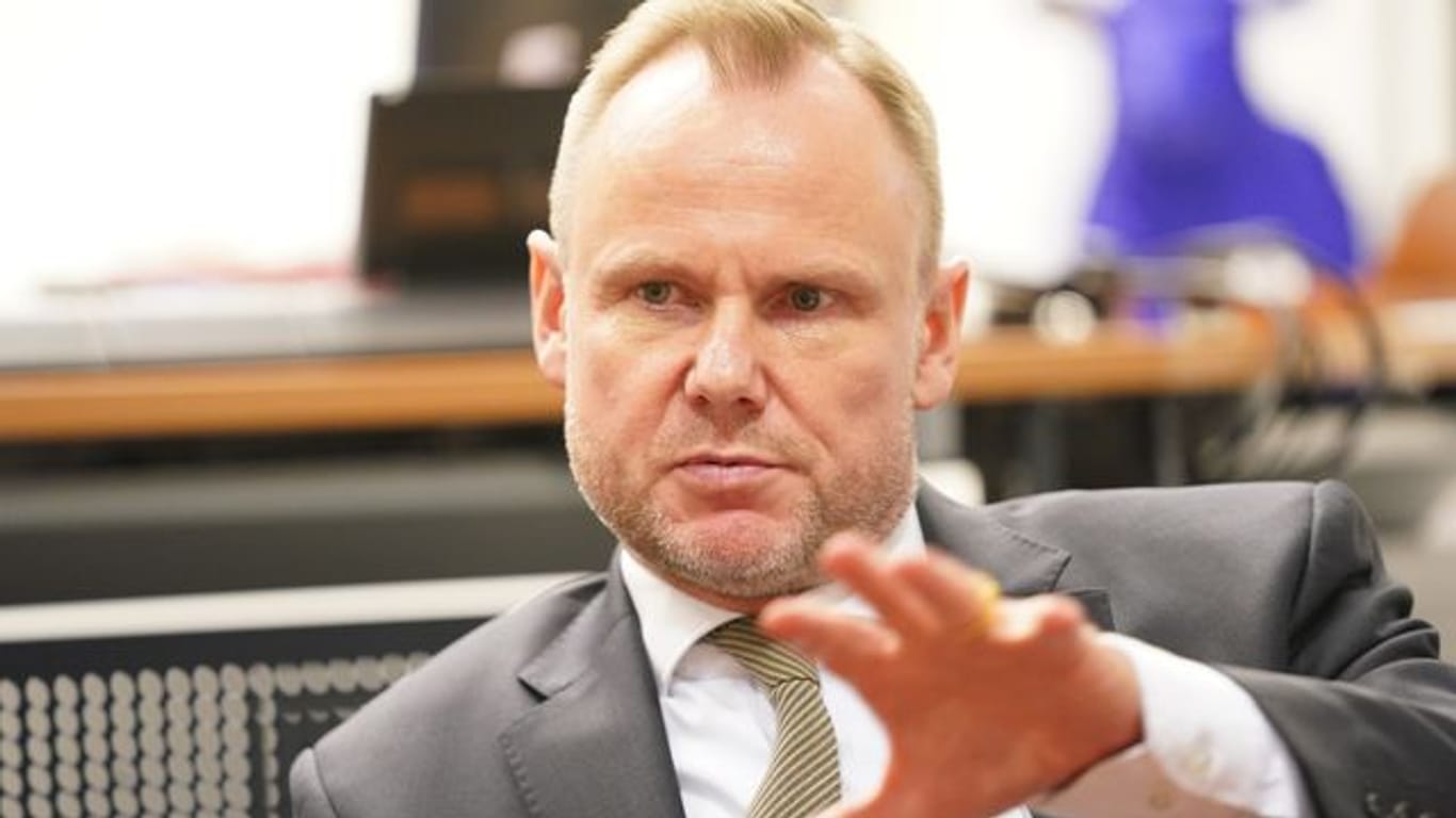 Andy Grote (SPD), Senator für Inneres und Sport in Hamburg, gibt in seinem Büro ein Inteview.
