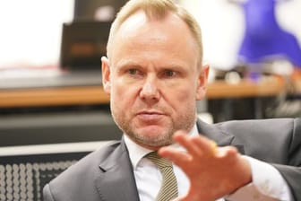 Andy Grote (SPD), Senator für Inneres und Sport in Hamburg, gibt in seinem Büro ein Inteview.