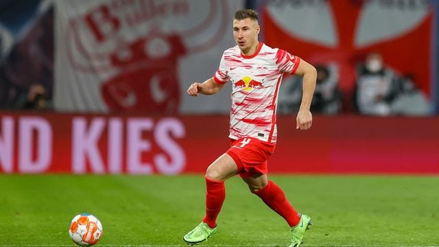 Leipzigs Spieler Willi Orban am Ball.