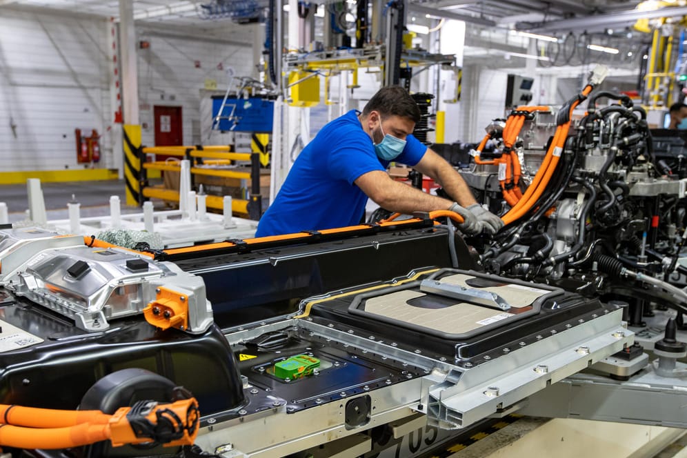 Produktionsstätte von Elektrofahrzeugen: Arbeitnehmer in Belgien sollen ihre Arbeit künftig flexibel an vier statt fünf Tagen verrichten können.