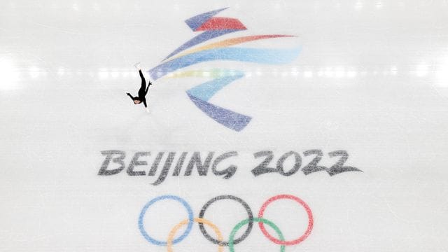 Die US-Eiskunstläufer wollen wegen der fehlenden Medaillenzeremonie klagen. Die US-Eiskunstläufer wollen wegen der fehlenden Medaillenzeremonie klagen.