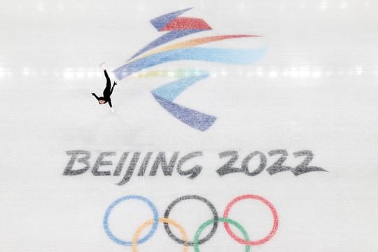Die US-Eiskunstläufer wollen wegen der fehlenden Medaillenzeremonie klagen.