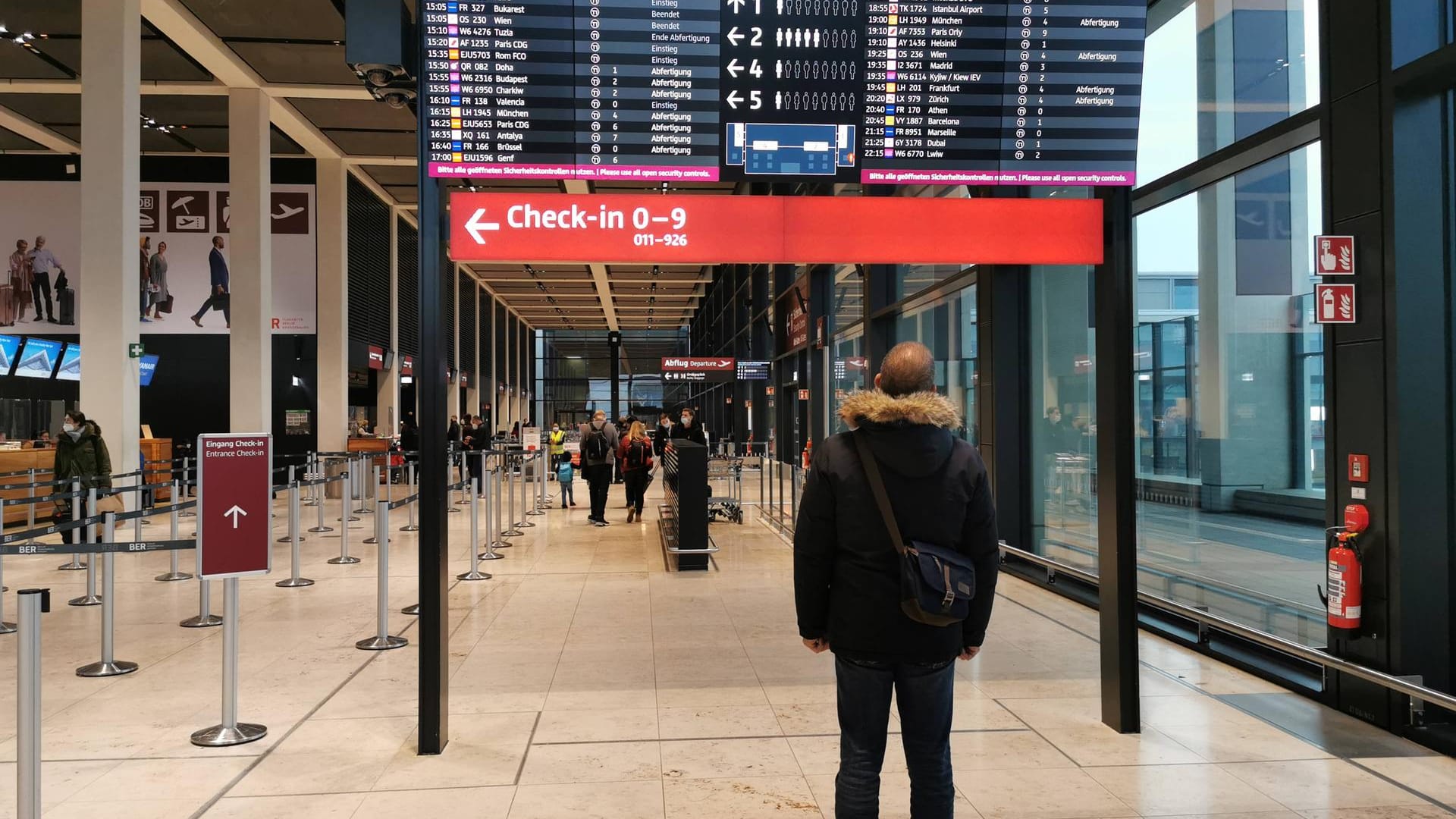 Check-In am Hauptstadtflughafen (Symbolbild): Die Gepäckbänder am BER stehen still.