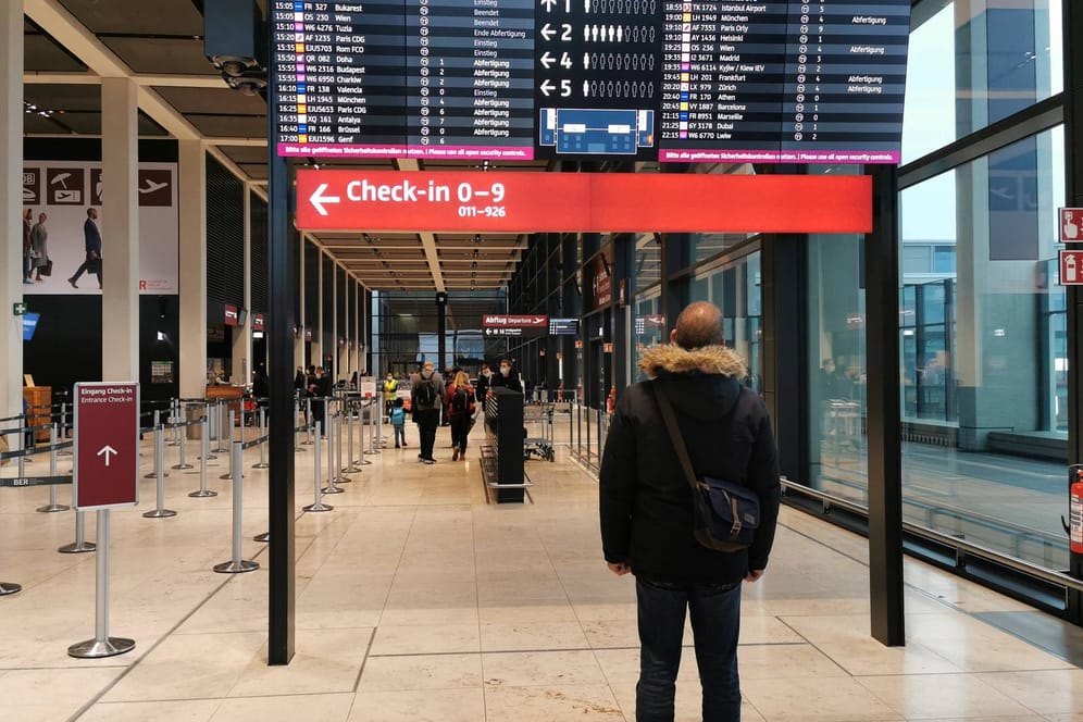 Check-In am Hauptstadtflughafen (Symbolbild): Die Gepäckbänder am BER stehen still.