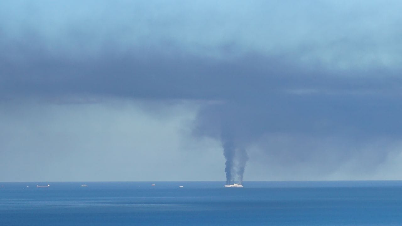 Rauch steigt von dem Schiff vor der griechischen Insel Korfu auf.