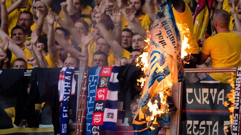 Ein Bild aus dem Jahr 2019: Dortmunder Anhänger verbrennen im Stadion eine Schalke-Fahne.