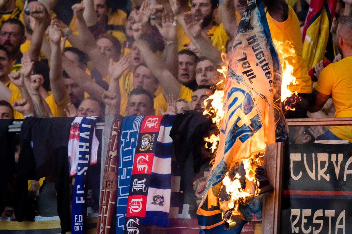 Ein Bild aus dem Jahr 2019: Dortmunder Anhänger verbrennen im Stadion eine Schalke-Fahne.