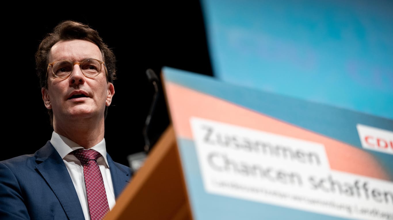 Hendrik Wüst (CDU), Ministerpräsident von Nordrhein-Westfalen, redet zu den Delegierten.
