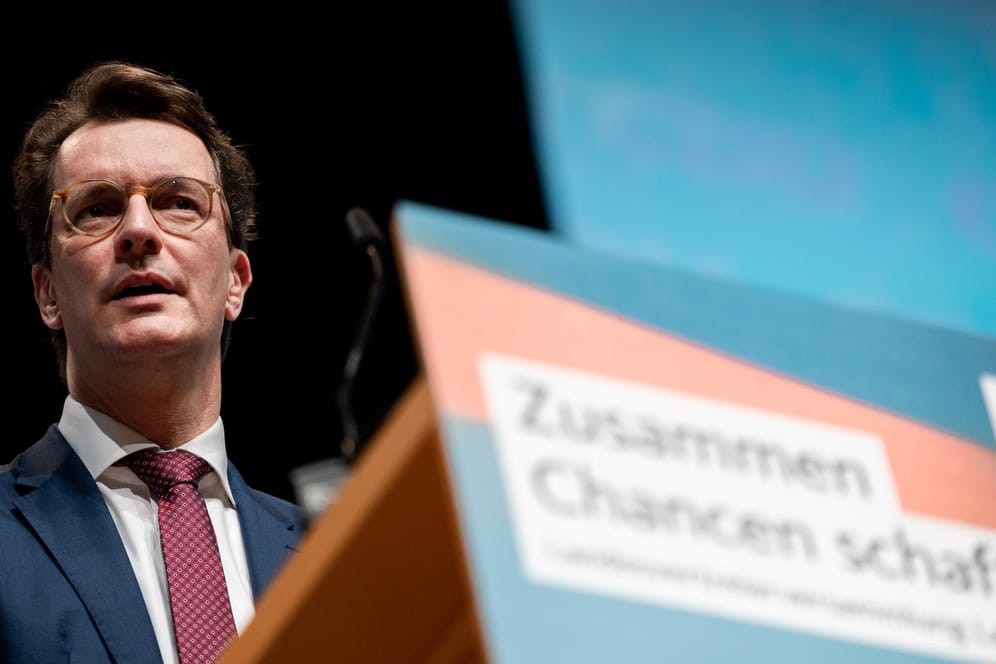 Hendrik Wüst (CDU), Ministerpräsident von Nordrhein-Westfalen, redet zu den Delegierten.