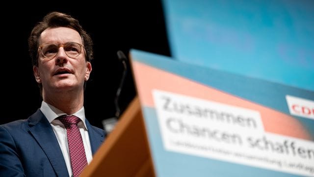 NRW-Ministerpräsident Hendrik Wüst will sein Amt im Mai verteidigen. NRW-Ministerpräsident Hendrik Wüst will sein Amt im Mai verteidigen.