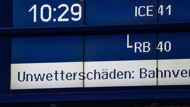 Im Fernverkehr kommt es nach den Unwettern weiterhin zu Zugausfällen und Verzögerungen.