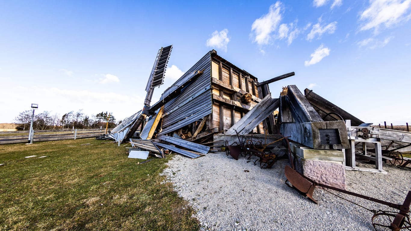 Eine historische Bockwindmühle ist in Klettbach durch Sturm "Zeynep" umgestürzt.