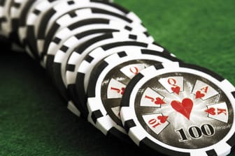 Pokerchips mit dem Wert 100 (Symbolbild): Die Polizei prüft zudem die Hintergründe des Pokerspiels.