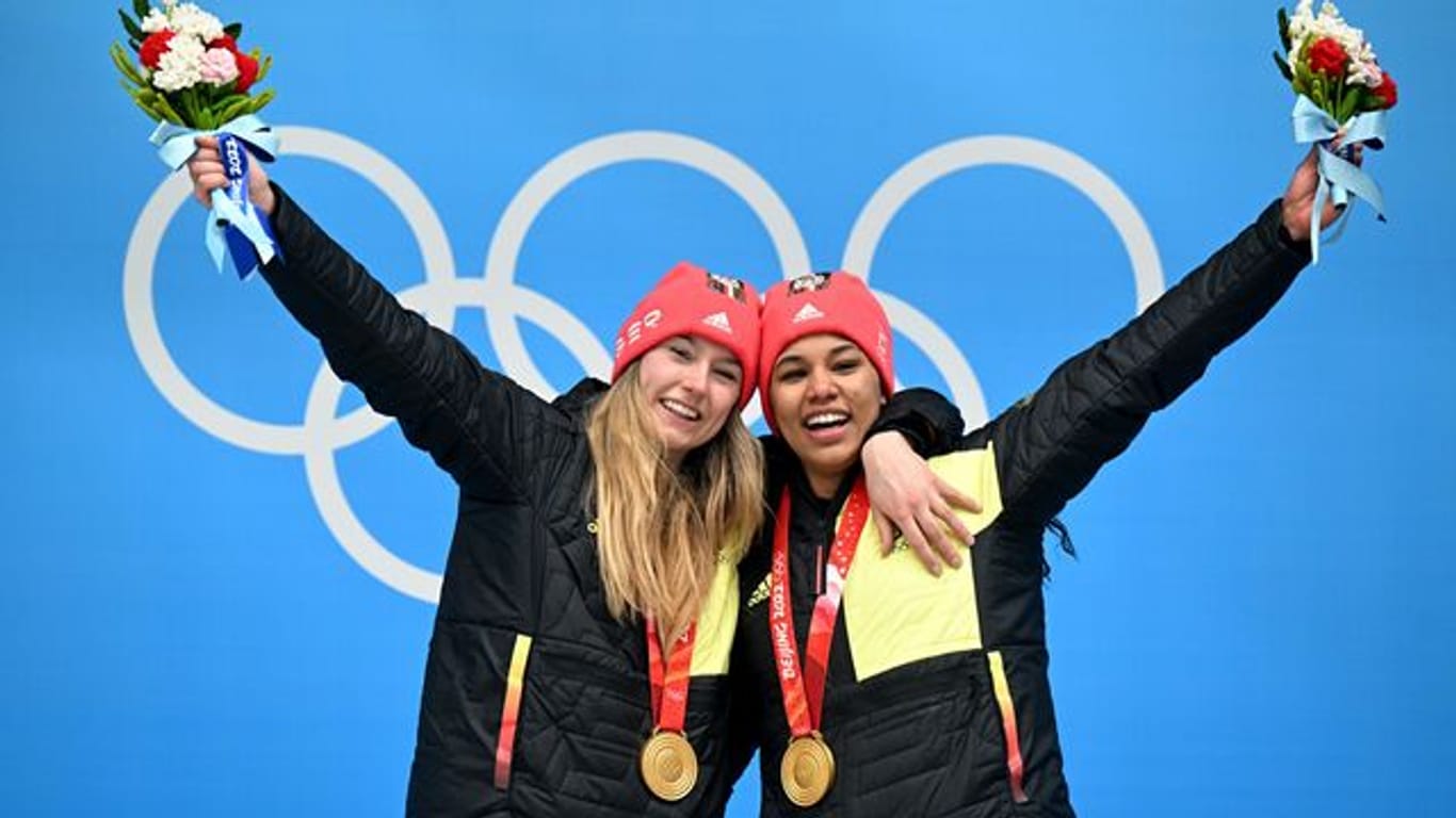 Laura Nolte (l) und Deborah Levi freuen sich bei der Siegerehrung über olympisches Gold.