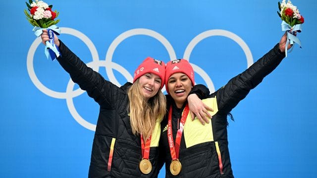 Laura Nolte (l) und Deborah Levi freuen sich bei der Siegerehrung über olympisches Gold. Laura Nolte (l) und Deborah Levi freuen sich bei der Siegerehrung über olympisches Gold.