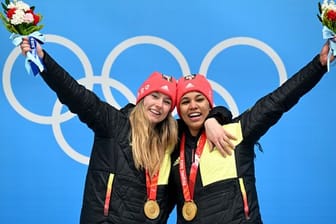 Laura Nolte (l) und Deborah Levi freuen sich bei der Siegerehrung über olympisches Gold.