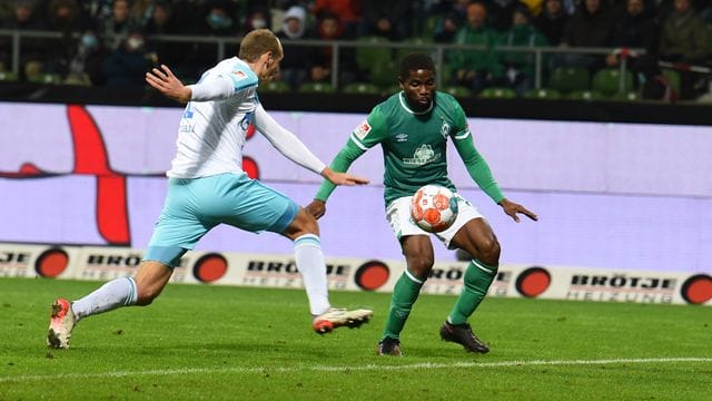 Stürmer Roger Assale (r) kam in dieser Saison bislang erst zu sechs Einsätzen für den SV Werder Bremen.