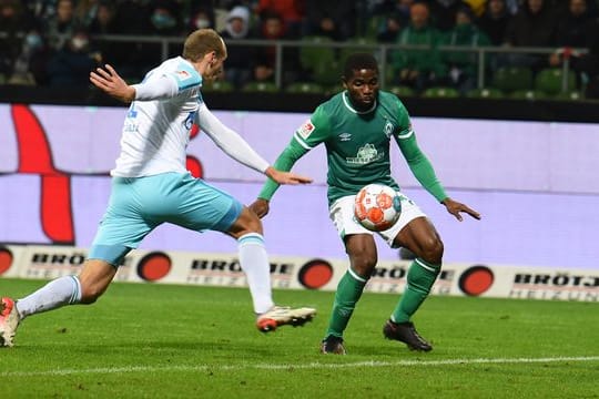 Stürmer Roger Assale (r) kam in dieser Saison bislang erst zu sechs Einsätzen für den SV Werder Bremen.