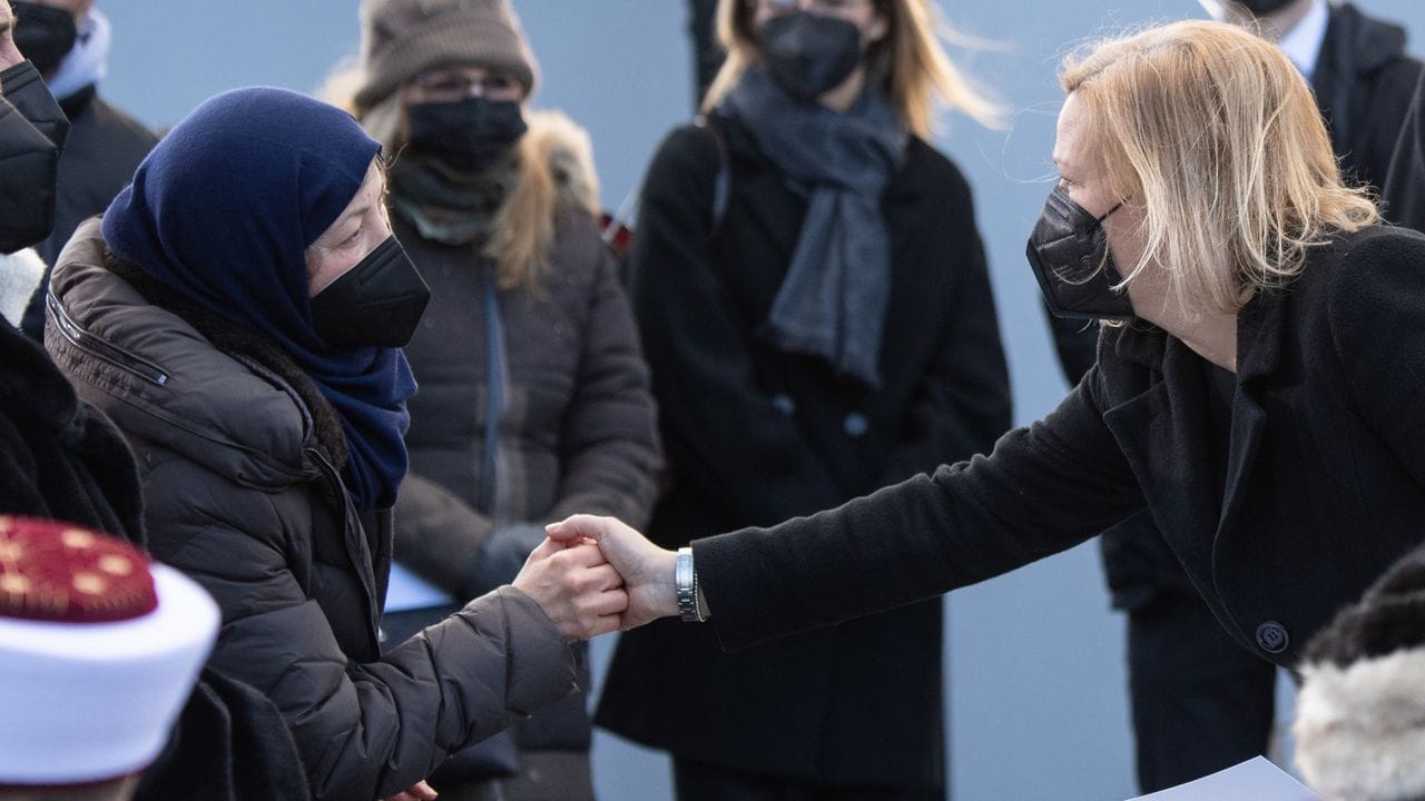 Bundesinnenministerin Nancy Faeser mit einer Angehörigen bei der Gedenkfeier. Bundesinnenministerin Nancy Faeser mit einer Angehörigen bei der Gedenkfeier.