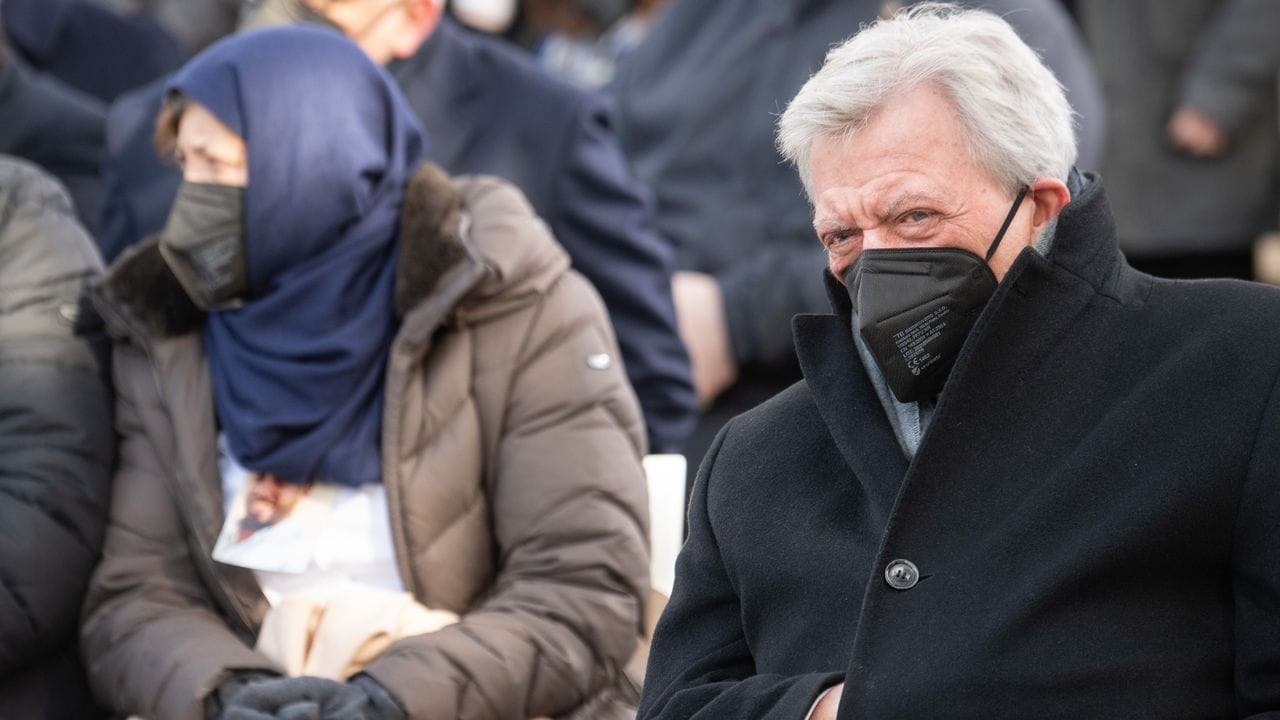 Auch Hessens Ministerpräsident Volker Bouffier nimmt an der Gedenkfeier teil. Auch Hessens Ministerpräsident Volker Bouffier nimmt an der Gedenkfeier teil.