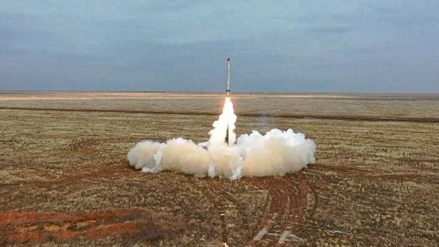 Das vom russischen Verteidigungsministerium zur Verfügung gestellte Videostandbild zeigt den Start einer russischen Iskander-K-Rakete.