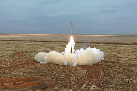 Das vom russischen Verteidigungsministerium zur Verfügung gestellte Videostandbild zeigt den Start einer russischen Iskander-K-Rakete.