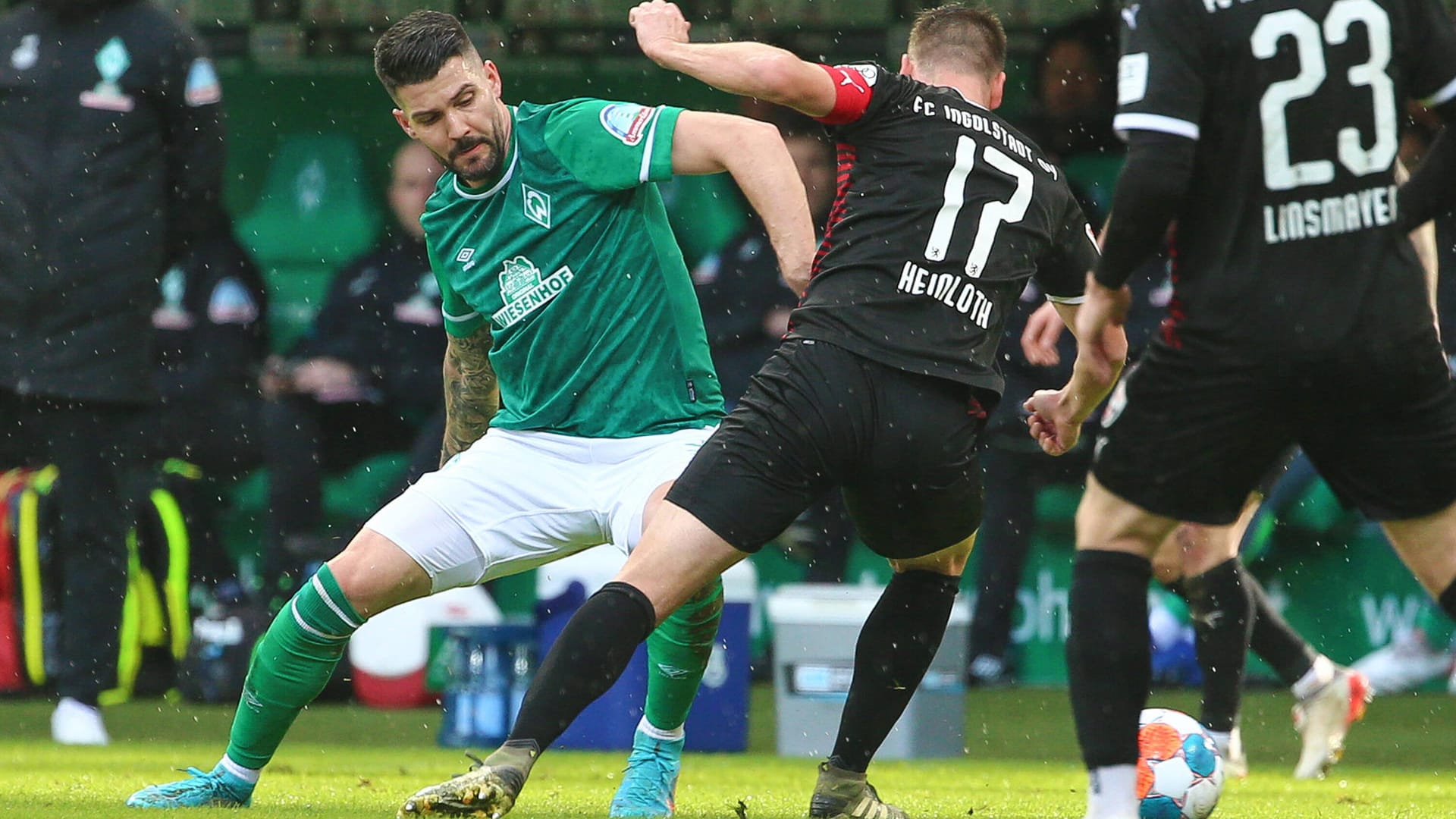 Im Duell: Bremens Anthony Jung (l.) kämpfte mit Werder gegen Ingolstadt um wichtige Punkte.