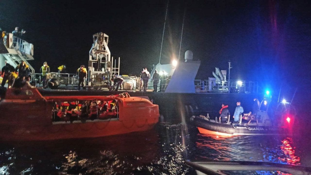 Schiffe der Küstenwache retten Menschen, die von der Fähre in einem Rettungsboot vor der Insel Korfu evakuiert wurden.