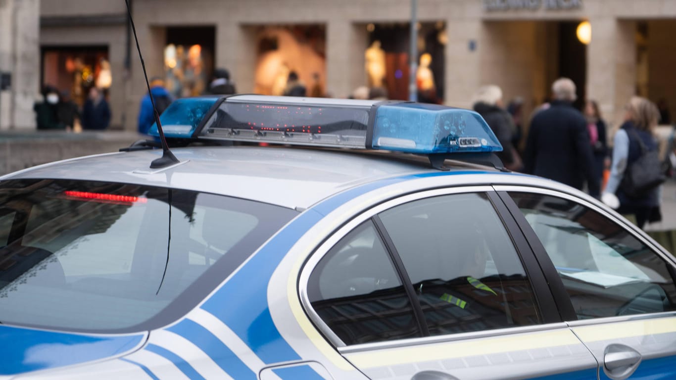 Einsatzwagen mit Blaulicht in München (Symbolbild): Der Mann wurde mit Prellungen in ein Krankenhaus gebracht.
