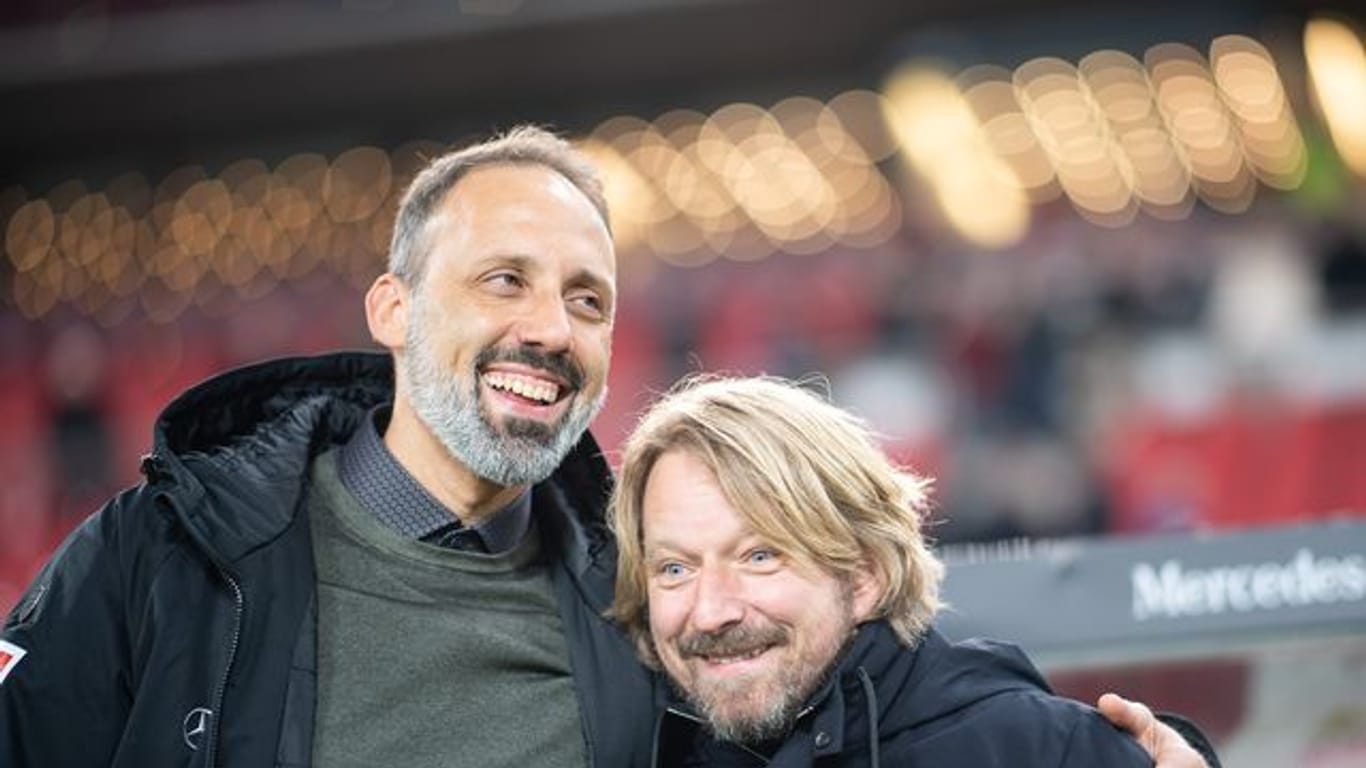 Stuttgarts Trainer Pellegrino Matarazzo (l) umarmt Sportdirektor Sven Mislintat.