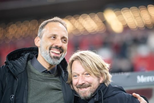 Stuttgarts Trainer Pellegrino Matarazzo (l) umarmt Sportdirektor Sven Mislintat.