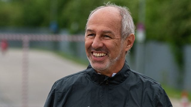 Vertritt gegen den FC Freiburg Augsburgs Trainer Weinzierl: Co-Trainer Reiner Maurer. Vertritt gegen den FC Freiburg Augsburgs Trainer Weinzierl: Co-Trainer Reiner Maurer.