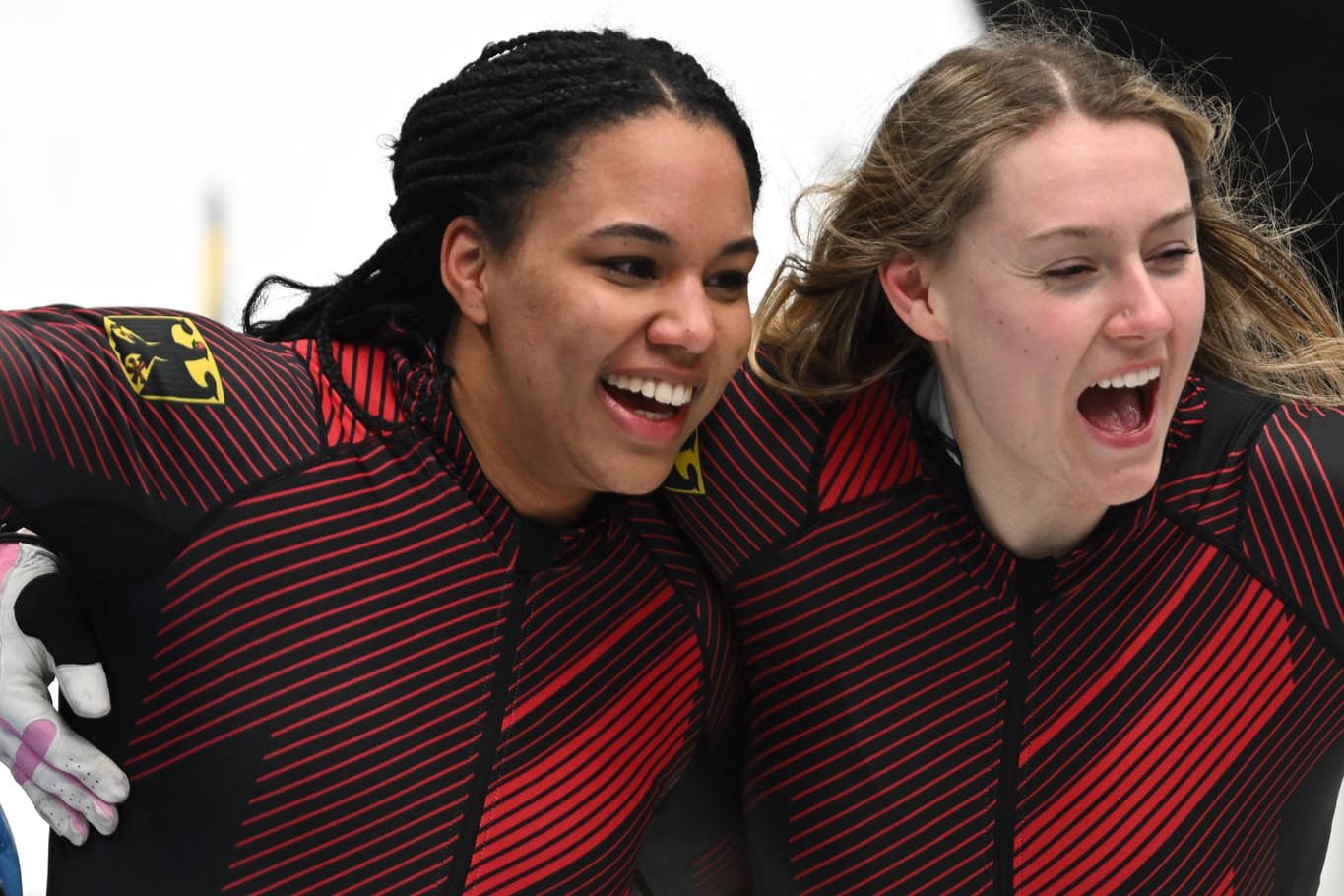 Laura Nolte (r) und Deborah Levi jubeln nach dem Olympiasieg: Das Duo fuhr im Zweierbob allen davon.